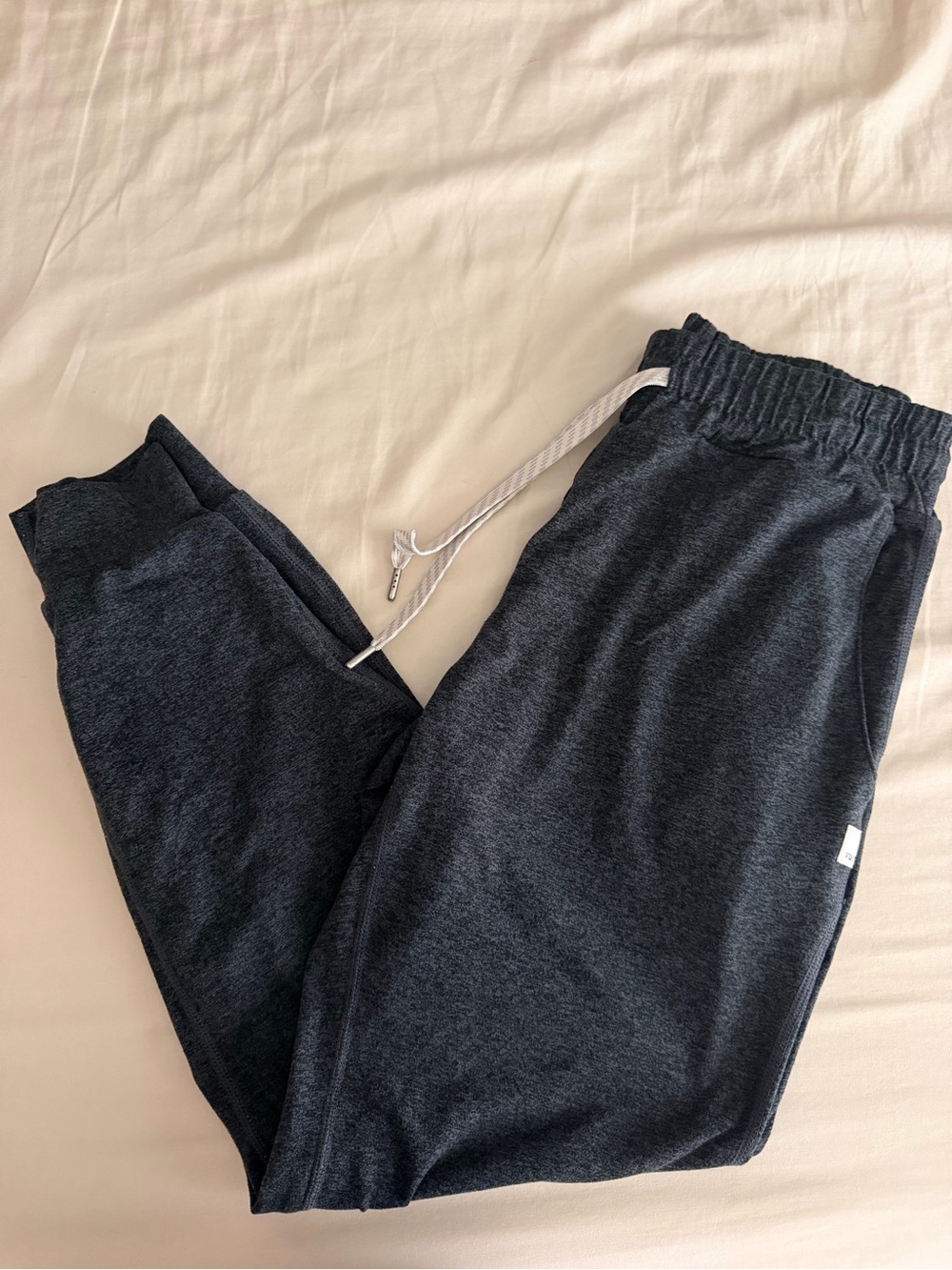 Vuori charcoal gray halo joggers Xxs